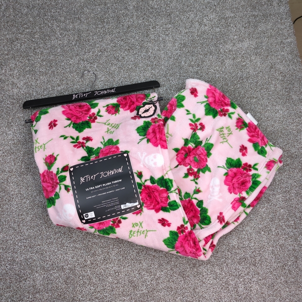 Betsey Johnson Blanket 50x70 Pink Roses Skulls Ultra Soft Plush Throw Cuddly